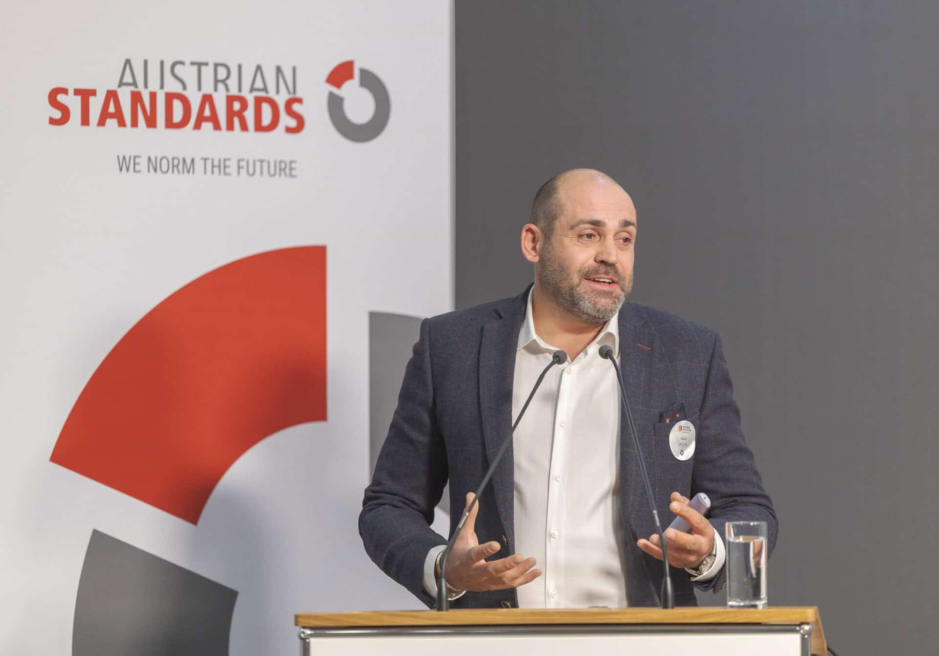 AeroSurvey bei der Jahrestagung Bau 2026 von Austrian Standards 1 Kamil Lagun von AeroSurvey beim Vortrag auf der Jahrestagung Bau 2026 von Austrian Standards