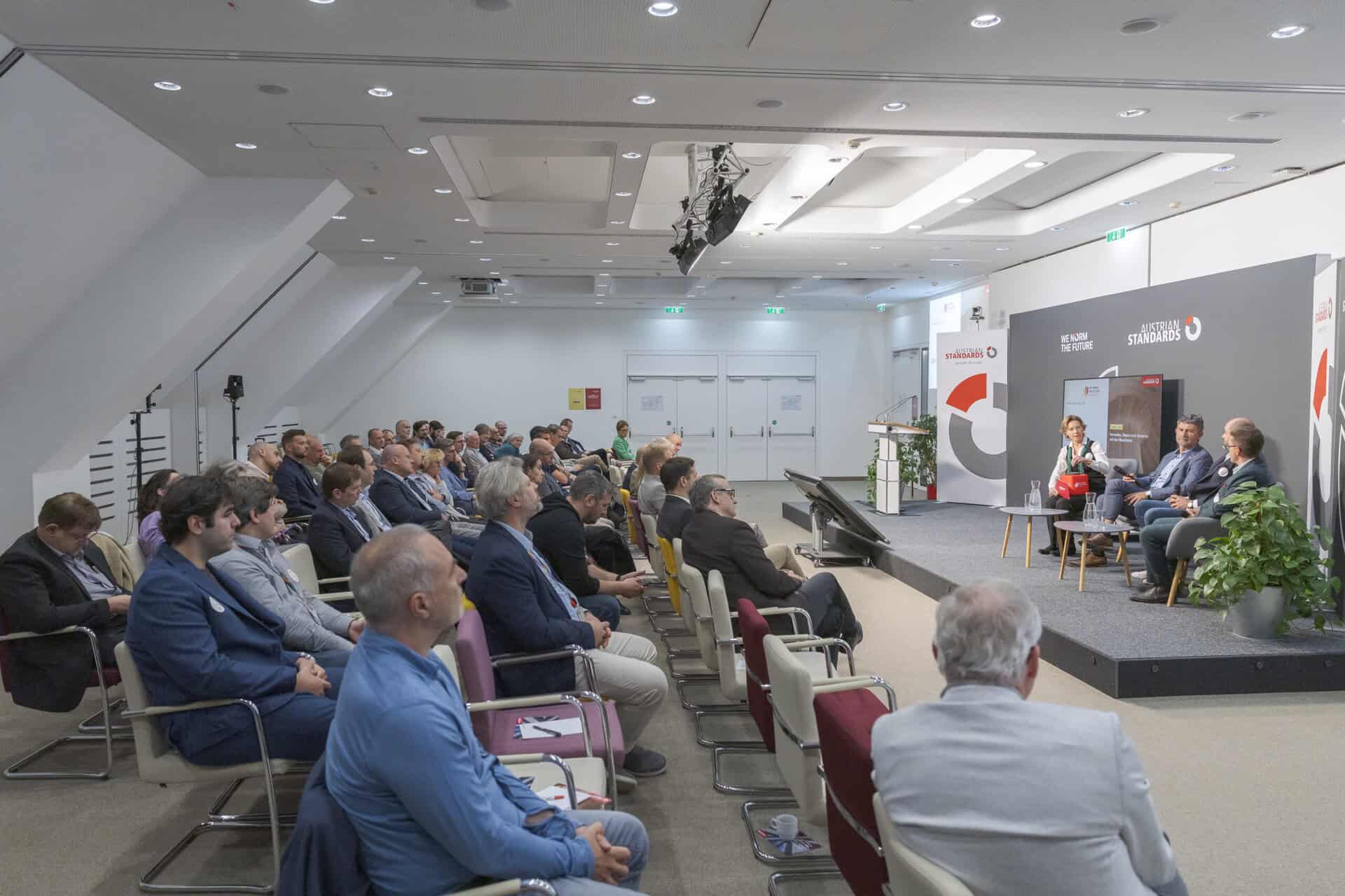 AeroSurvey bei der Jahrestagung Bau 2026 von Austrian Standards 2 Publikum und Podium bei der Jahrestagung Bau 2026 von Austrian Standards in Wien
