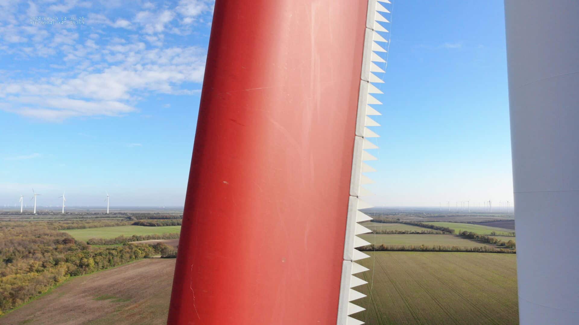 Drohnenaufnahme zur Dokumentation einer Windkraftanlage