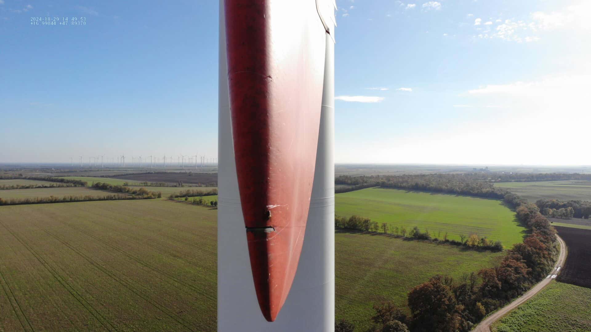 Nahaufnahme eines Rotorblatts bei der Drohneninspektion