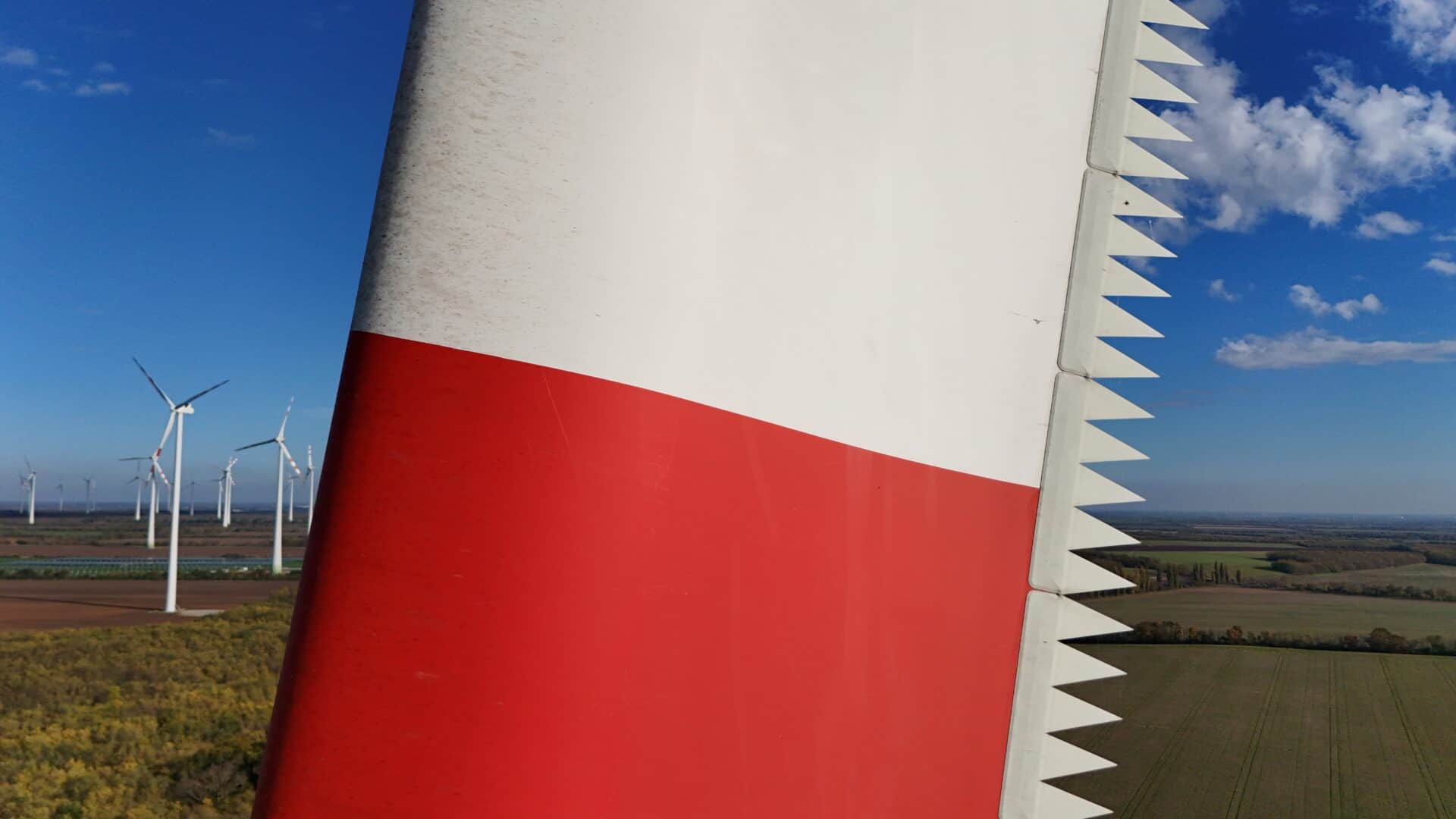 Windkraftanlage und Umgebung bei einem Inspektionseinsatz
