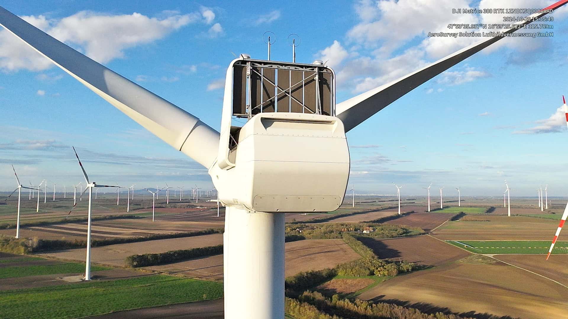 Windkraftanlage aus der Perspektive der Inspektionsdrohne