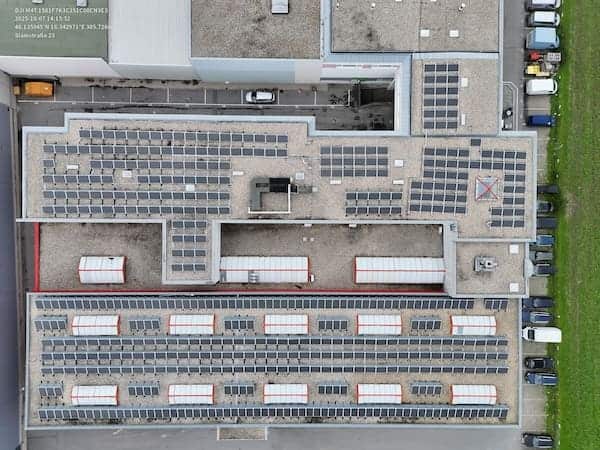 Drohnenaufnahme von einer geprüften PV Anlagen aus der Luft