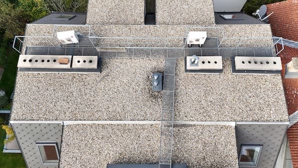 Flachdachinspektion mit Drohne Drohnenaufnahme und Inspektion eines Flachdachs aus der Luft